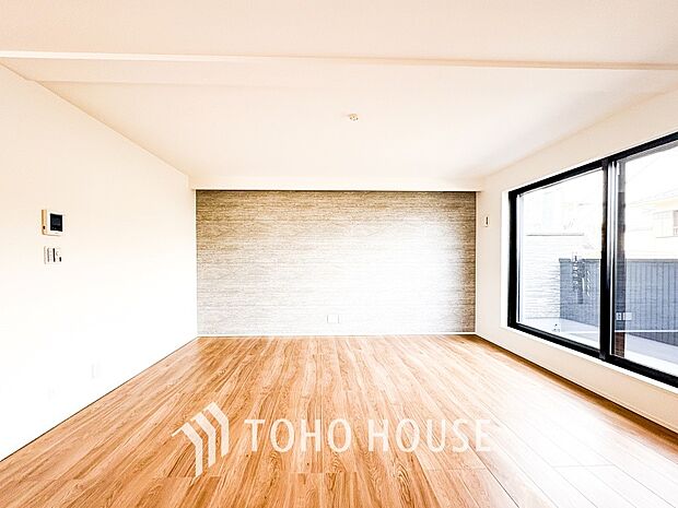 明るく開放的な空間が広がるLDK。室内には豊かな陽光が注ぎ込み、爽やかな住空間を演出。