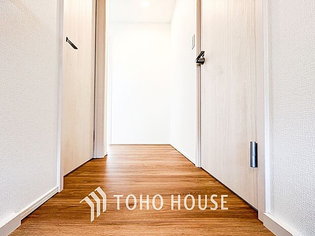 上質感漂う廊下。居住者の帰り、訪れる方を優しく迎え安らぎに満ちた生活空間を予感させます。