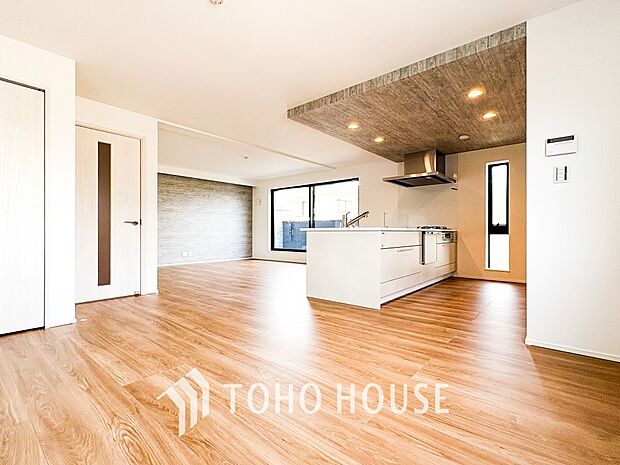 光と風があふれる開放的なリビングダイニングには自然と家族みんなが集まってきます。