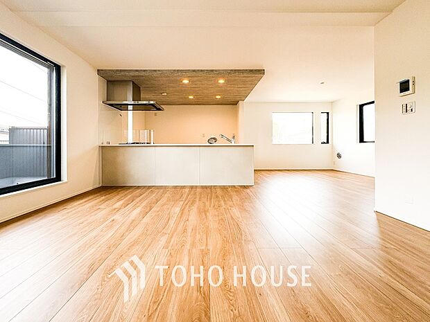 忙しい朝でも、しっかり家族が揃って食事をして頂けるゆとりある大きさのダイニングスペース。