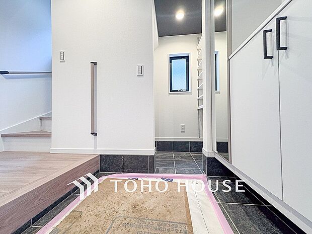 清潔感溢れる玄関がお出迎えする本邸宅の物語は、ここから始まる日常を期待させます。