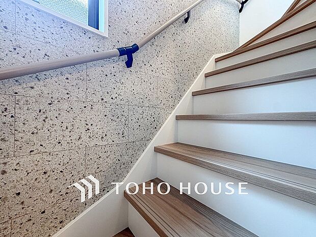 階段にはお子様やお年寄りに安心な手すりをご用意。