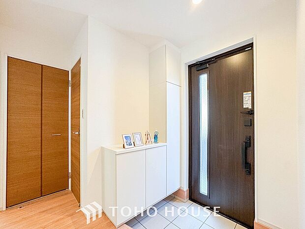 帰り着くたびに洗練されたテイストの空間に迎えられ誇りと喜びを感じる玄関まわりです。