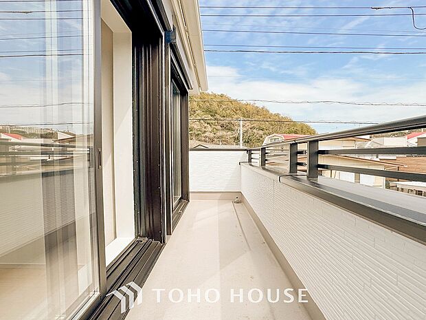 暮らしの中で光と風を演出してくれるバルコニー。