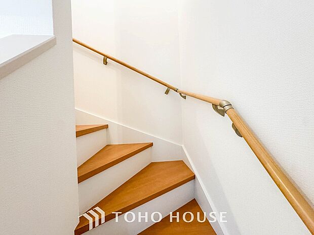 パブリックゾーンとプライベートゾーン繋ぐ階段。豊かな陽光が注ぎ込み、爽やかな住空間を演出。