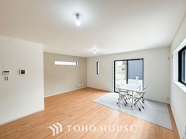 光と風があふれる開放的なリビングダイニングには自然と家族みんなが集まってきます。