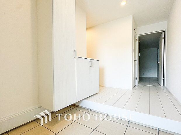 白を基調とし明るく開放感のある玄関。居住者の帰り、訪れる方を優しく迎えてくれます。