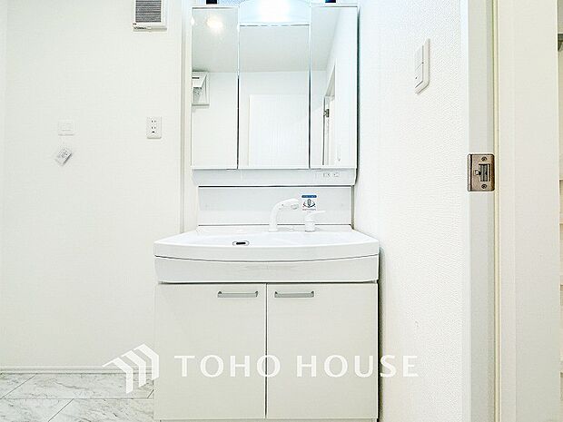 洗面台・洗面所三面鏡裏収納には化粧品や洗面用品類をすっきり整理できます。