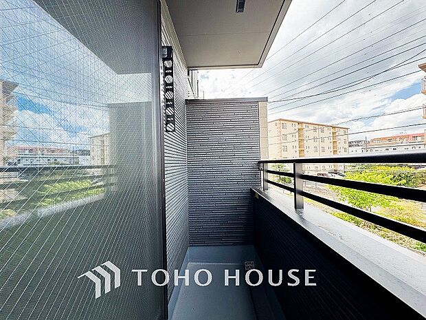 太陽の恵みをたっぷりと受けて、洗濯物も気持ちよく干せそうです。