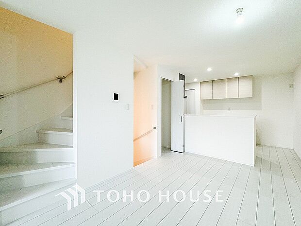 対面式キッチンのあるLDKで家族の会話が弾みます。