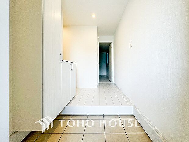 上質感漂う廊下。居住者の帰り、訪れる方を優しく迎える・安らぎに満ちた生活空間を予感させる。