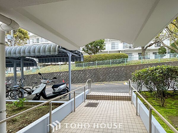 住まう誇らしさと安心感を演出する落ち着いた雰囲気のエントランス。