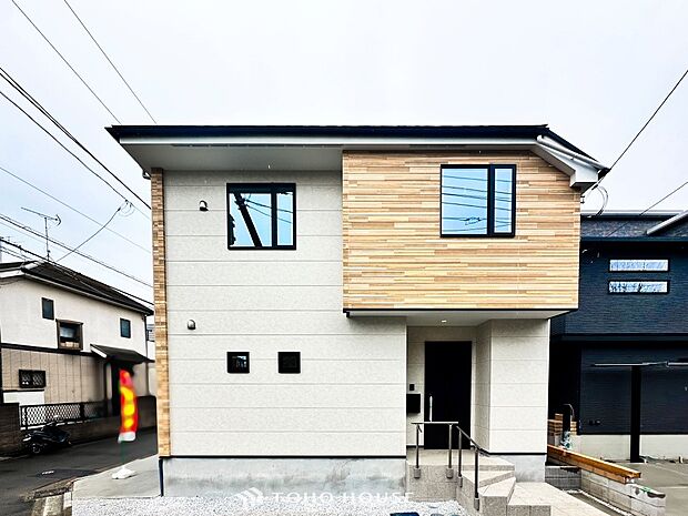 住む人や訪れる人やさしくエスコートする玄関アプローチ。
