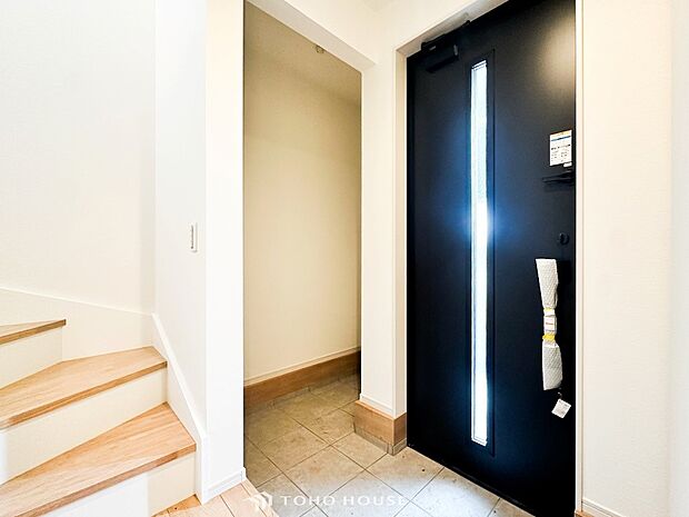 明るくコントラストのある、開放感と清潔感を兼ね備えた玄関。