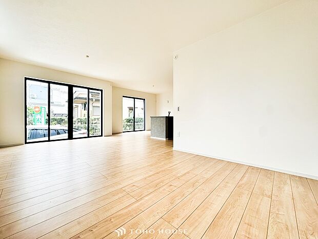 爽やかな色合いのフローリングと清潔感の溢れるクロスが明るい空間を創り出しているリビングダイニング。