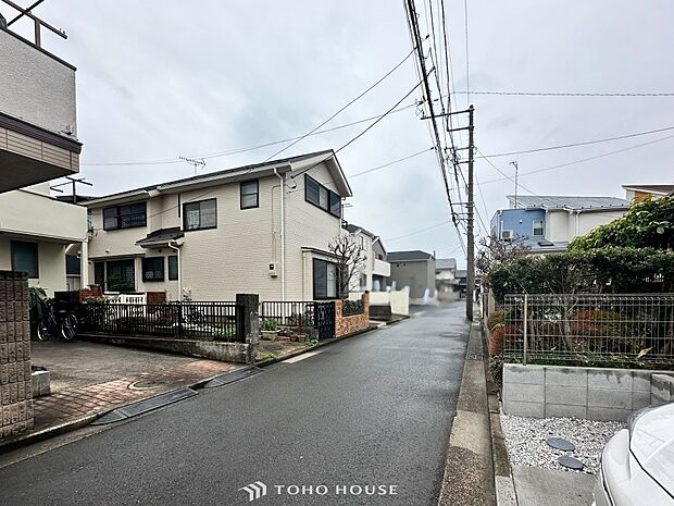 前面道路含む現地写真『快適』は「家」と「街」と「環境」が調和した時に訪れるだと改めて感じさせてくれます。