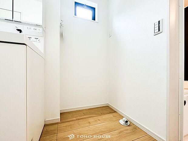 洗濯機を配置しても十分なスペースを確保しております。