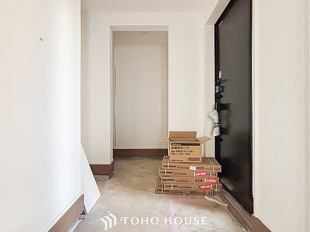 清潔感溢れる玄関がお出迎えする本邸宅の物語は、ここから始まる日常を期待させます。