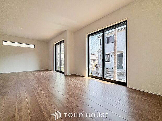 あたたかい日差しがたっぷり降り注ぐLDKは自然と家族の顔があかるい笑顔に。