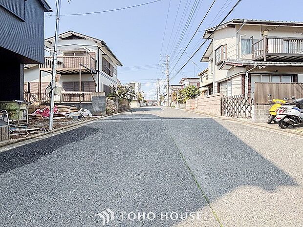 前面道路含む現地写真『快適』は「家」と「街」と「環境」が調和した時に訪れるだと改めて感じさせてくれます。