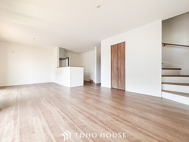 戸建てならではのリビング。落ち着いた色調のリビングは家族団欒の憩いの場所です。