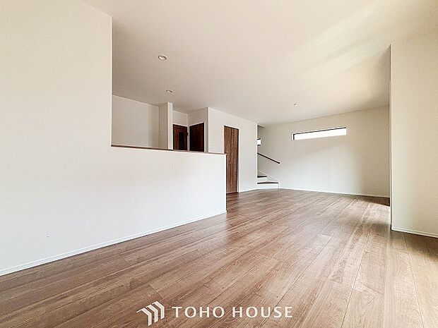 やわらかな陽射しがふりそそぎ、室内に開放感と爽快感をもたらします。