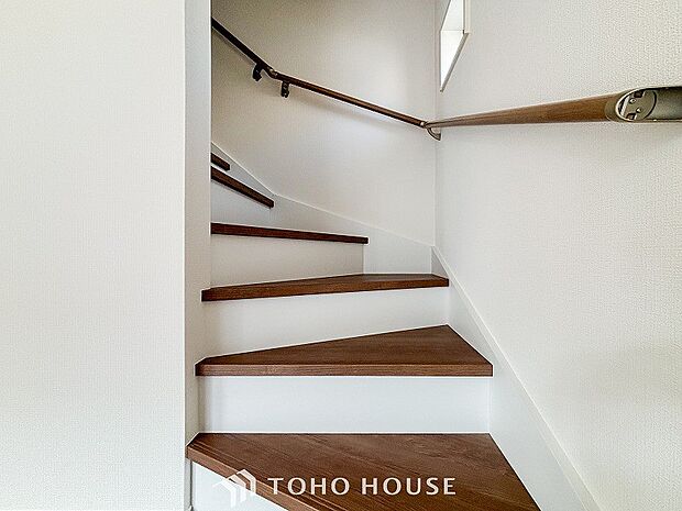 階段にはお子様やお年寄りに安心な手すりをご用意。