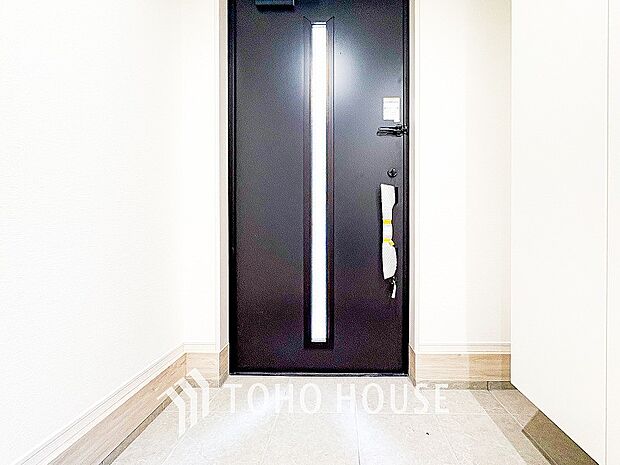 落ち着いた色を基調としていて、明るく優しい玄関となっています。