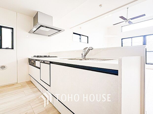 お手入れのしやすいすっきりしたシステムキッチンを採用しました。