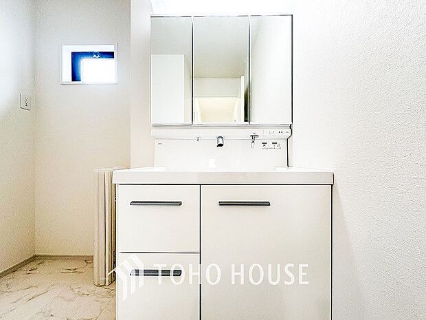 洗面台・洗面所三面鏡裏収納には化粧品や洗面用品類をすっきり整理できます。