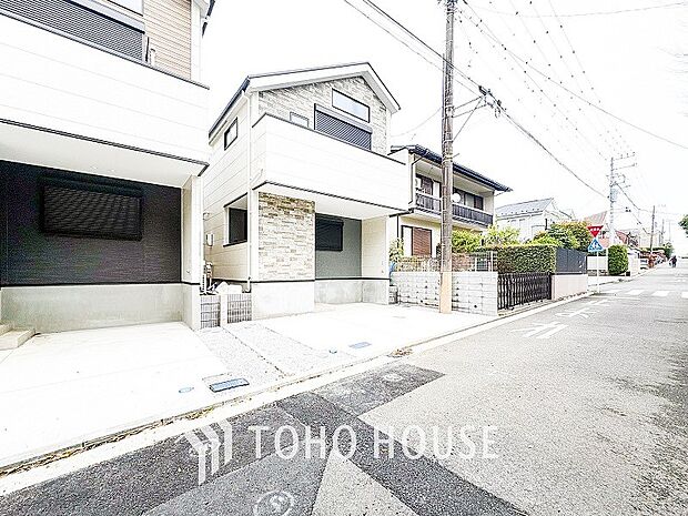 前面道路含む現地写真『快適』は「家」と「街」と「環境」が調和した時に訪れるだと改めて感じさせてくれます。