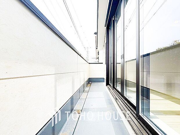 暮らしの中で光と風を演出してくれるバルコニー。