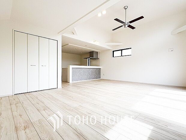 対面式キッチンのあるLDKで家族の会話が弾みます。