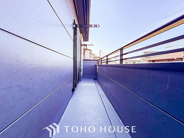 暮らしの中で光と風を演出してくれるバルコニー。