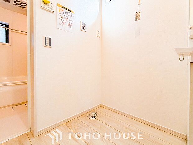 洗濯機を配置しても十分なスペースを確保しております。