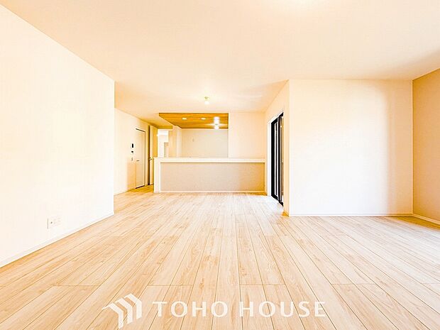 光と風があふれる開放的なリビングダイニングには自然と家族みんなが集まってきます。