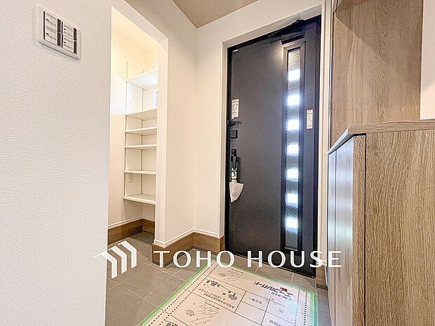 居住者の帰り、訪れる方を優しく迎えてくれる開放感のある玄関。