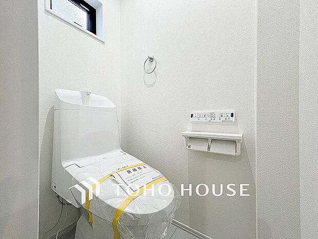 トイレはシンプルにホワイトで統一した温水洗浄付です。