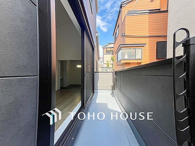 陽光とそよ風に触れることができるバルコニー。