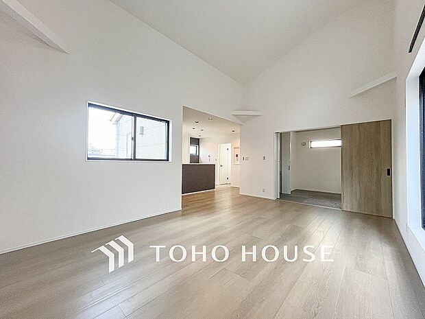 落ち着いた雰囲気に包まれた伸びやかな空間で、ゆったりと家族団らんの時間を過ごせます。