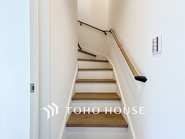 階段にはお子様やお年寄りに安心な手すりをご用意。