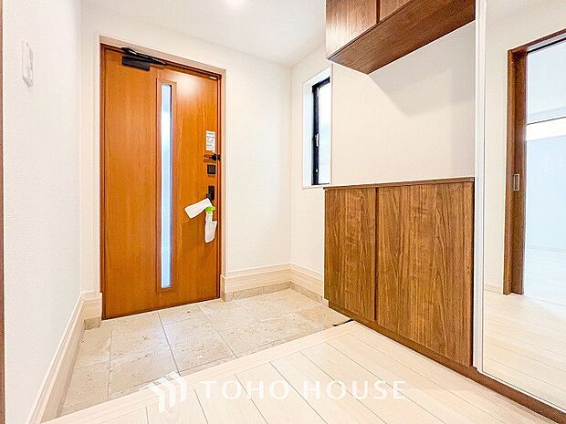 居住者の帰り、訪れる方を優しく迎えてくれる玄関です。