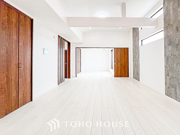 光と風があふれる開放的なリビングダイニングには自然と家族みんなが集まってきます。