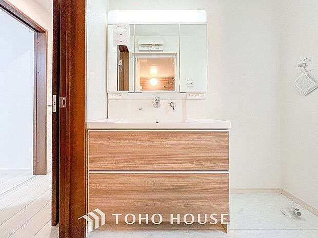 洗面台・洗面所パウダールームはナチュラルな雰囲気で清潔な印象。