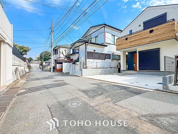 前面道路含む現地写真『快適』は「家」と「街」と「環境」が調和した時に訪れるだと改めて感じさせてくれます。