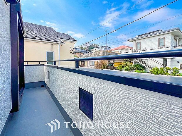 暮らしの中で光と風を演出してくれるバルコニー。