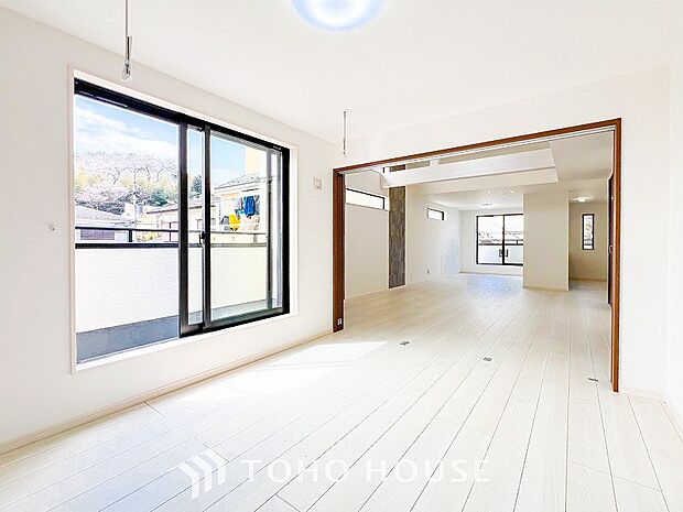 リビングに隣接した洋室。開け放してリビングと一体化してお使いいただくのもいいですね。