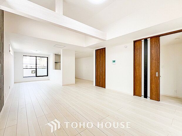 明るく開放的な空間が広がるLDK。室内には豊かな陽光が注ぎ込み、爽やかな住空間を演出。