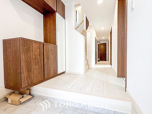 上質感漂う廊下。居住者の帰り、訪れる方を優しく迎える・安らぎに満ちた生活空間を予感させる。