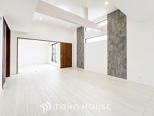 爽やかな色合いのフローリングと清潔感の溢れるクロスが明るい空間を創り出しているリビングダイニング。